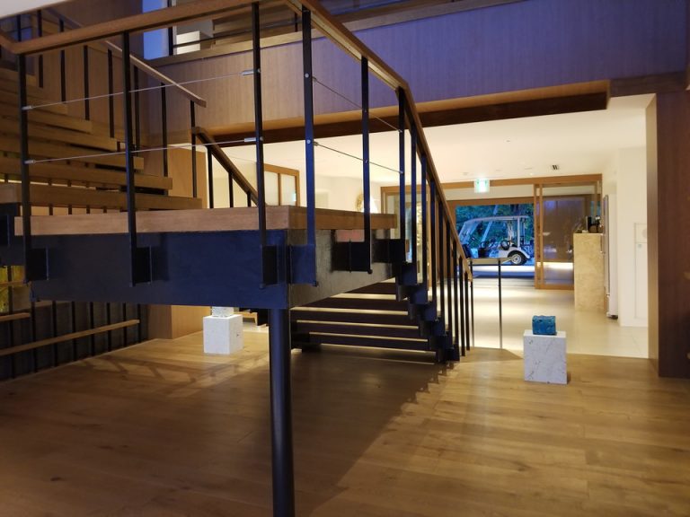 レストランの階段裏