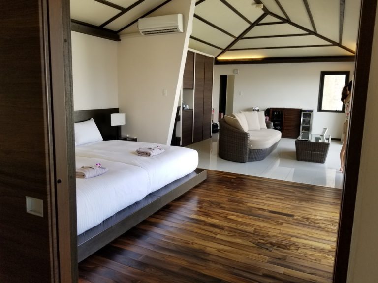 洗面所から部屋の眺め