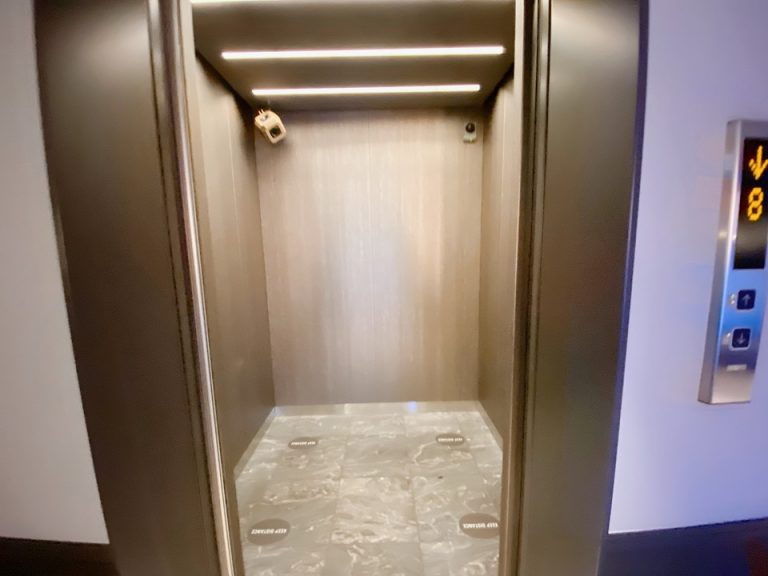 エレベーター内部
