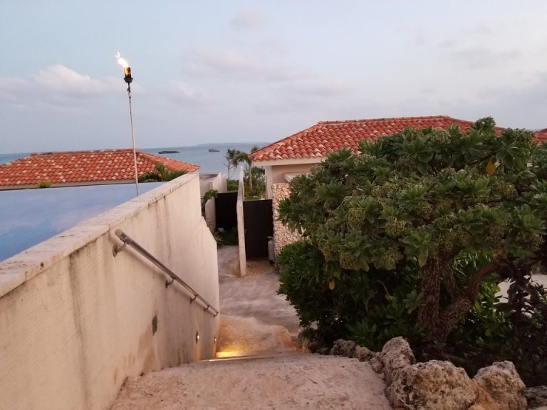 フロントからヴィラ側の出口へ出た眺め