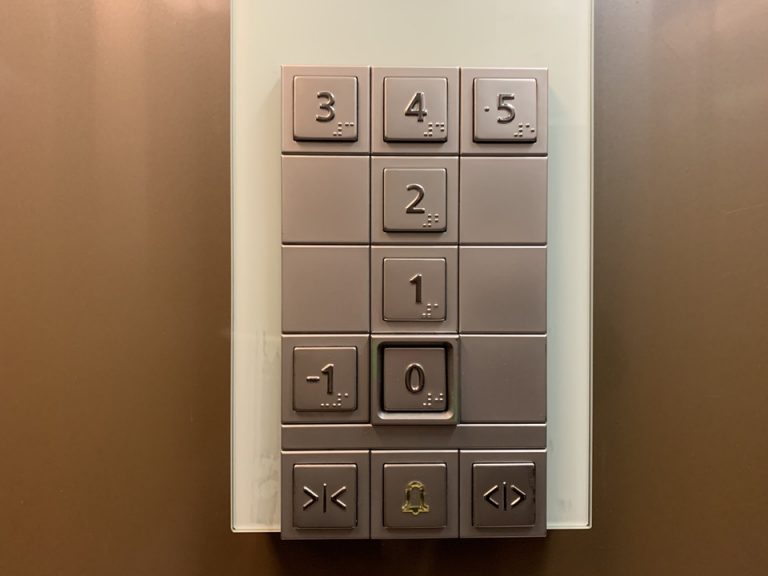エレベーターホール階数ボタン