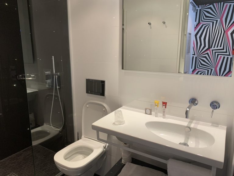 バスルーム入口から