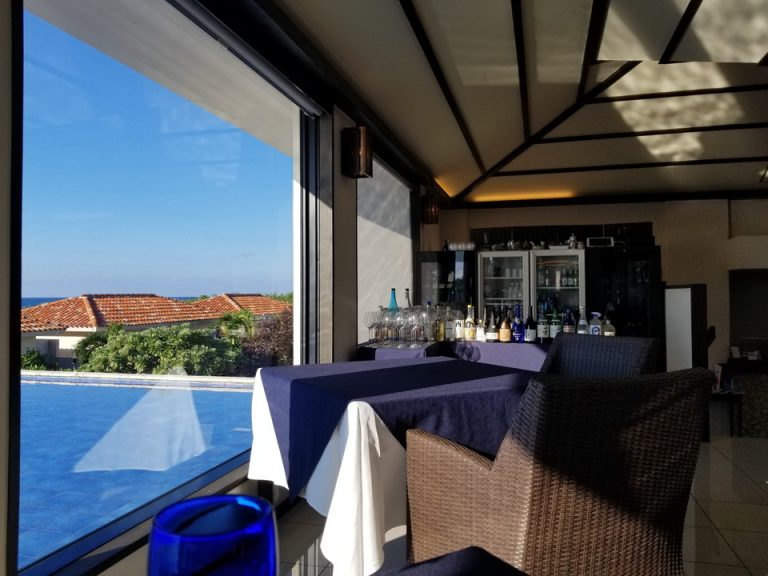 入り口側にはお酒がたくさん並んでいます