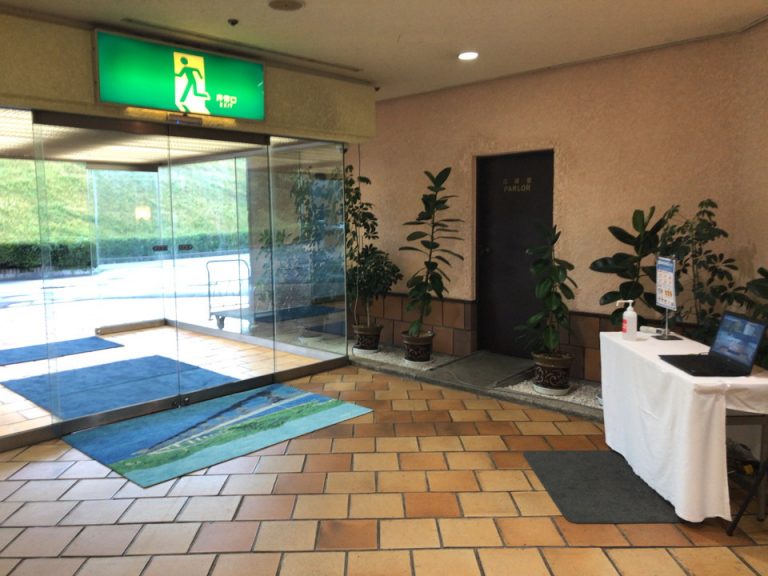 エントランス内観