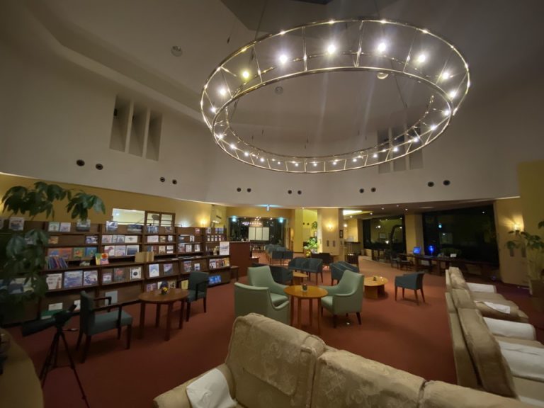 ソファーは3か所にあり、滞在中混みあっているときはありませんでした