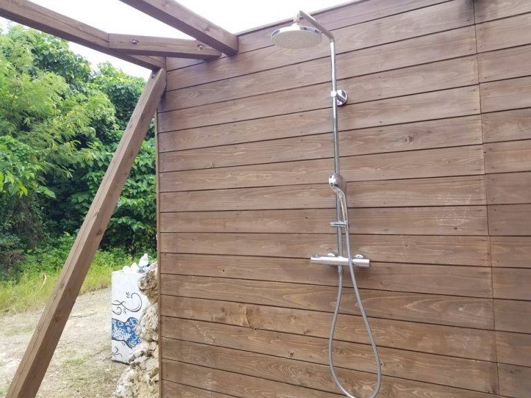 ビーチから帰ってきたらシャワーはここで