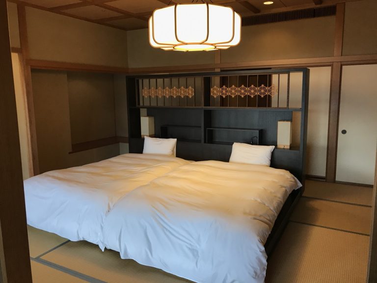 客室全体入口方向
