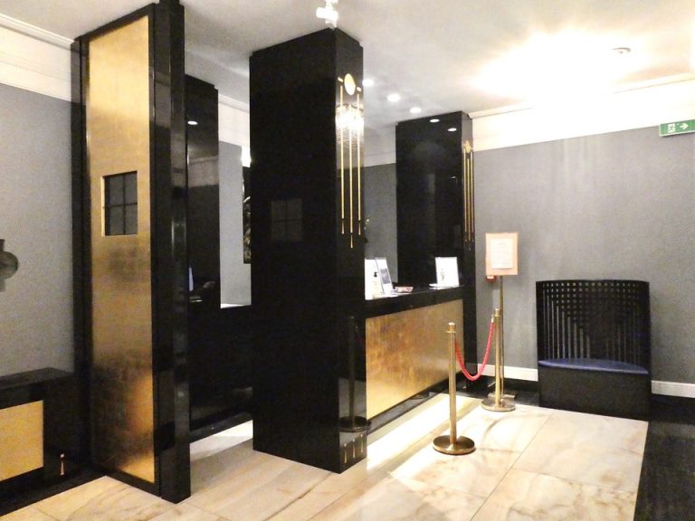 5. フロント全体、フロントカウンター1