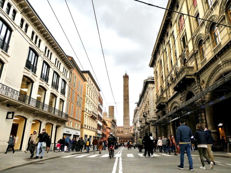 41. 街の様子、観光スポット1:ボローニャの斜塔までも徒歩圏内です。