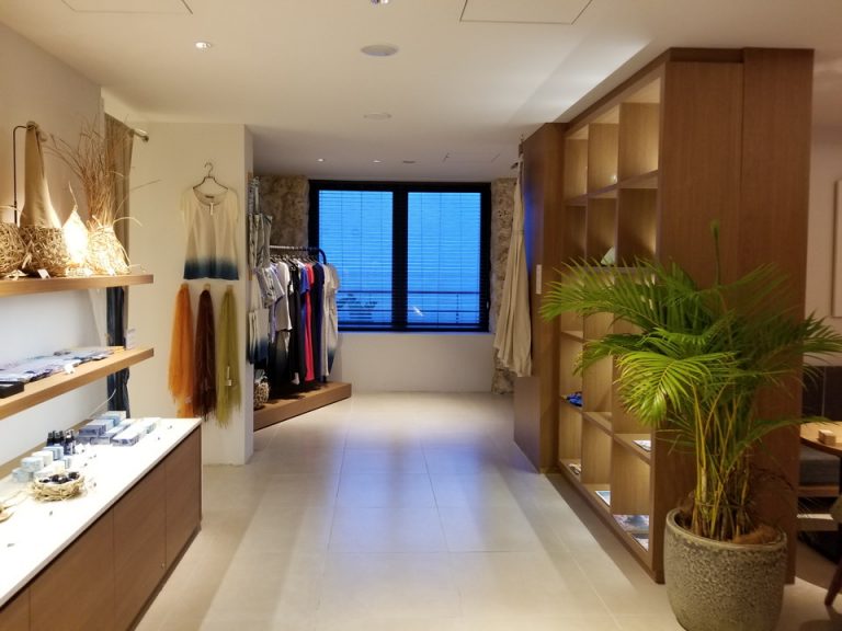 服も売ってます