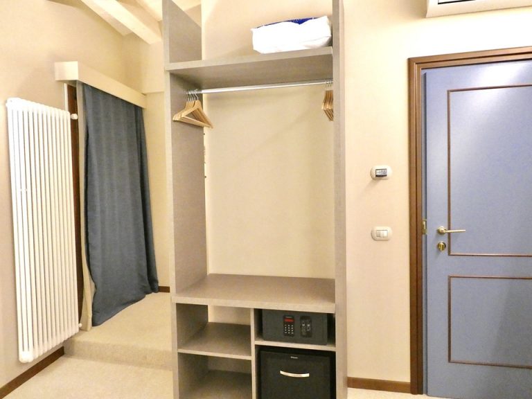 20. クローゼット(開けた状態)1