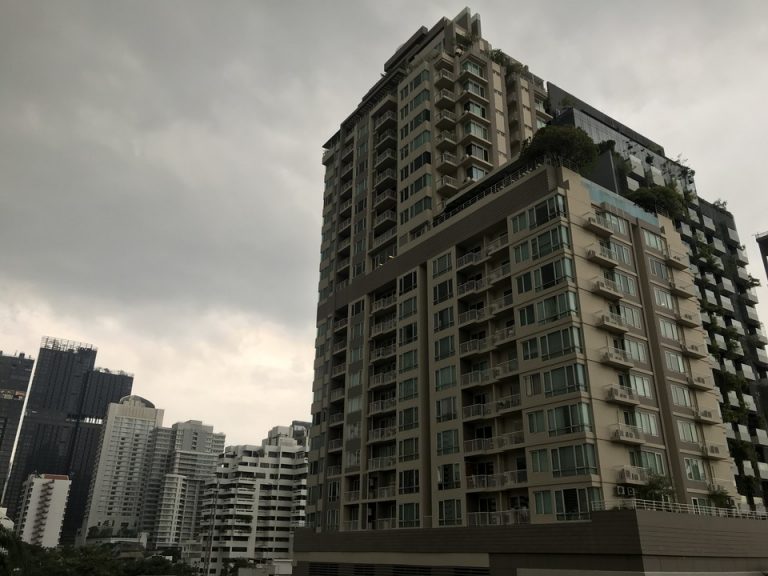 部屋からの景色・右手のコンドミニアム