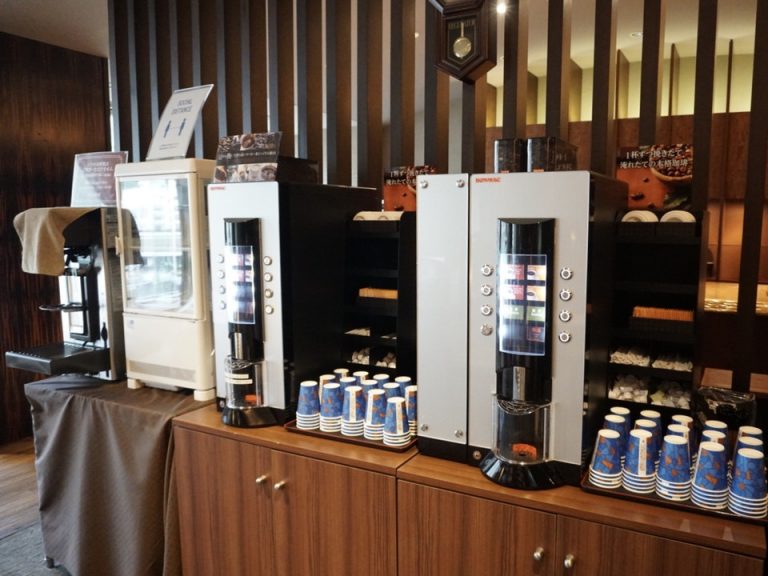 ラウンジのフリードリンクコーナー