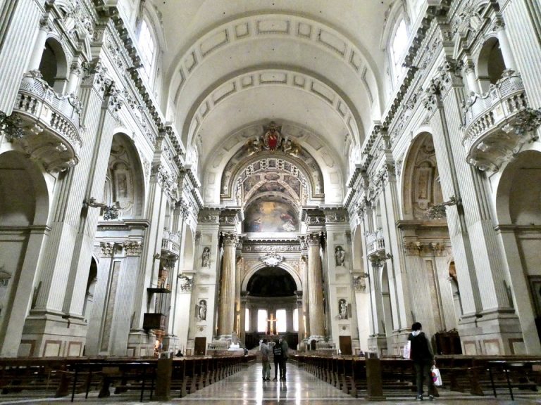 41. 街の様子、観光スポット6:マッジョーレ広場にあるサン・ペトロ―ニオ聖堂内観。