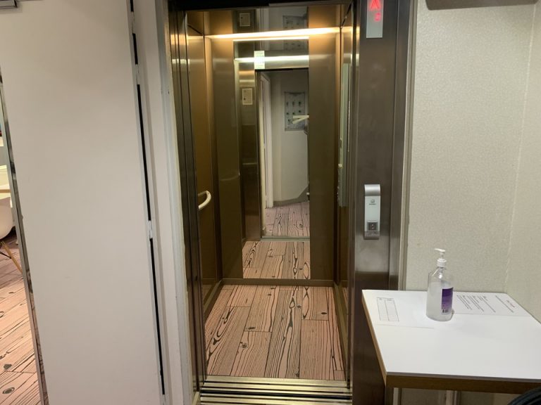 エレベーターホールフロント階