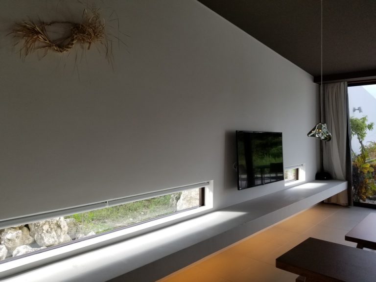 小窓からたくさんの光が入ります