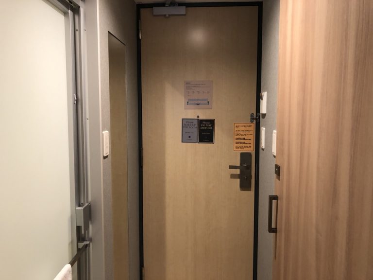 客室内からドア