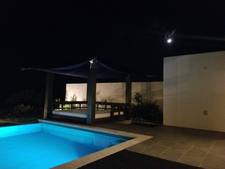 プール、ガゼボ共にライトが点灯できます