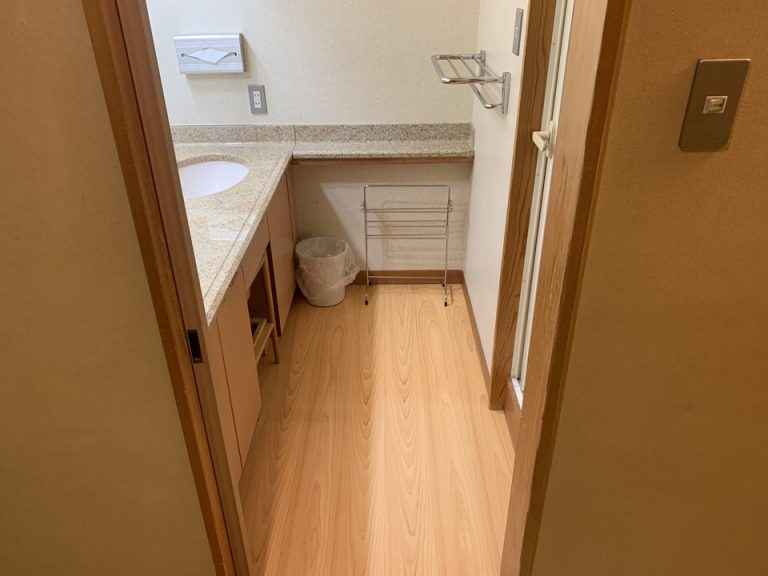 バスルーム入口から全体