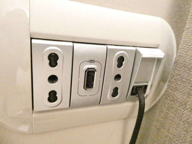 コンセントだけでなくUSBポートもあります。