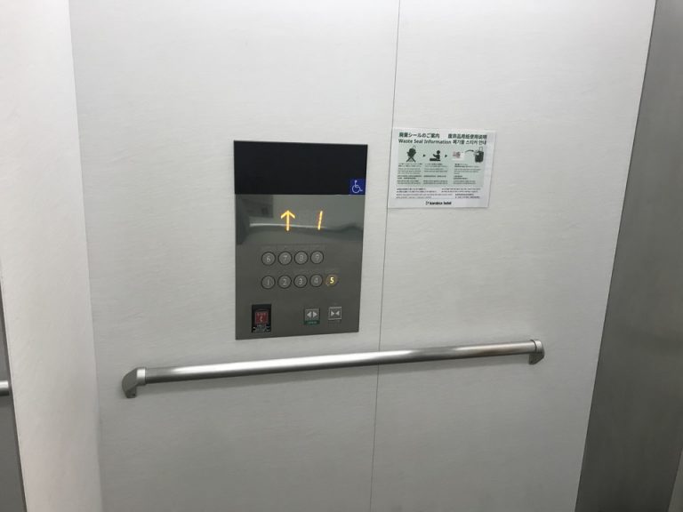 エレベーター内ボタン