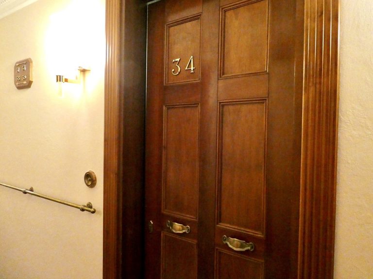 12. 客室入口外観ドア2