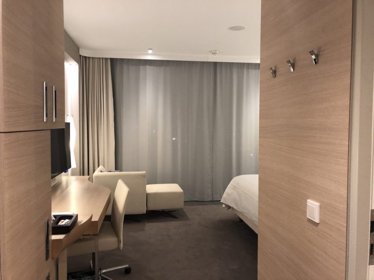 客室全体(窓際方向)