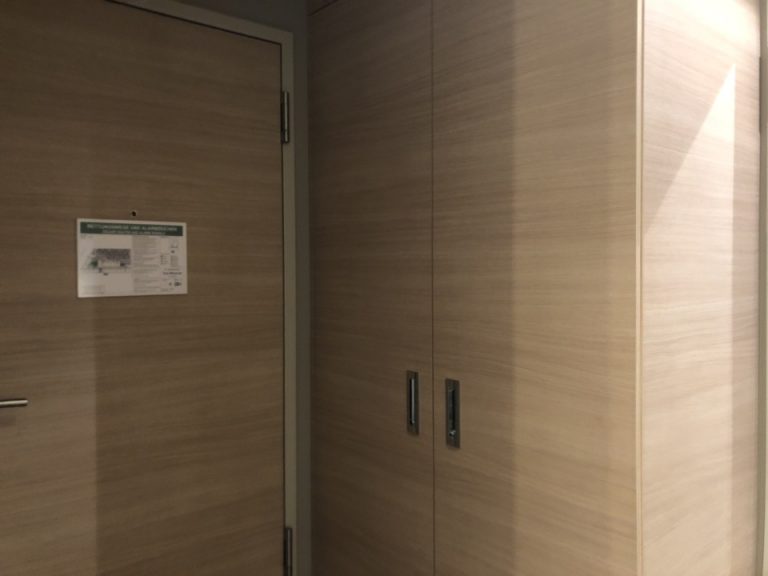 クローゼット外観(閉じた状態)