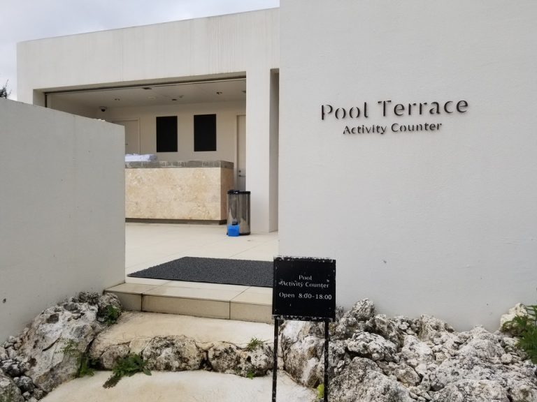 プールテラスの入り口