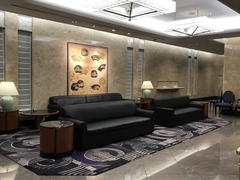 ⑤フロント前のソファ