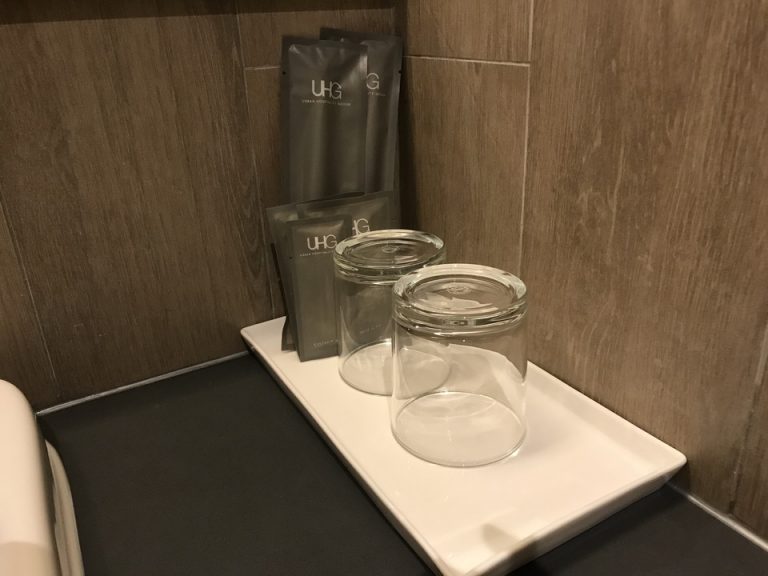洗面所のアメニティとグラス
