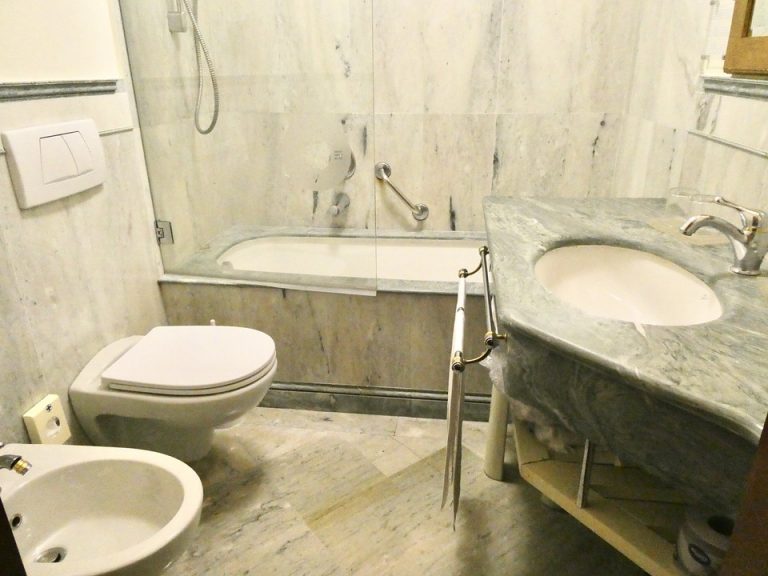 28. バスルーム全景2