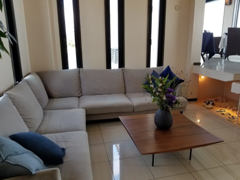 ソファとレストランの入り口