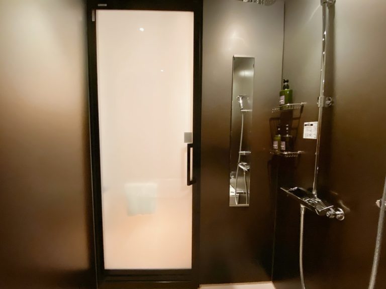 浴室内から外へ