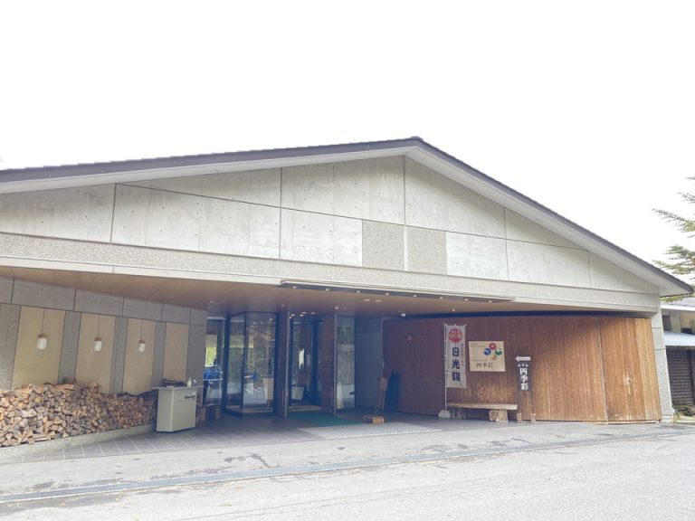 ホテルの外観、ロビーが2階で客室が一階なので平屋に見えます