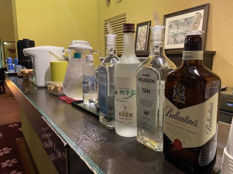 コーヒーや紅茶のほか、アルコールも用意されていました。