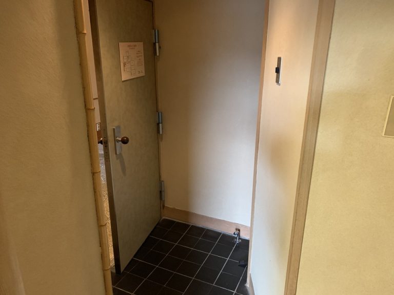 客室入り口内観