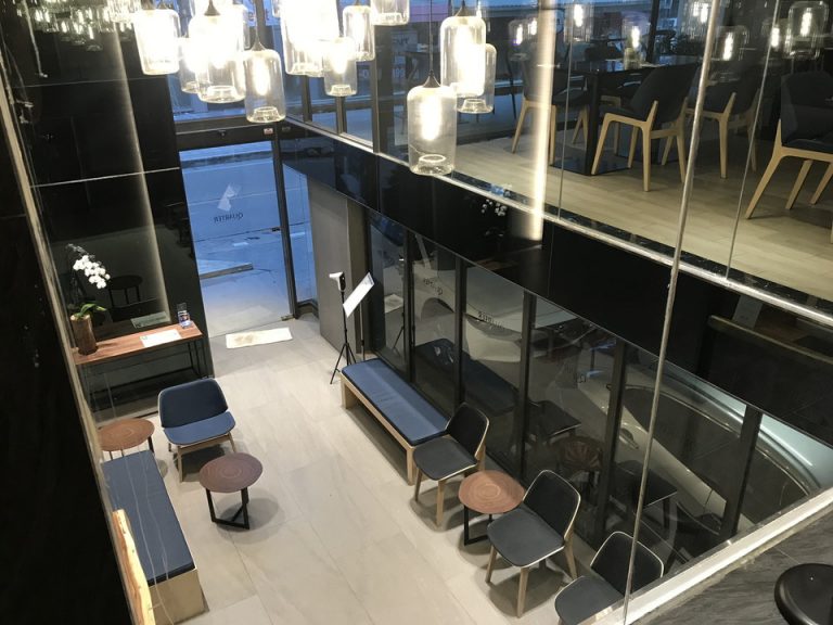 2階から見たエントランス、ロビー