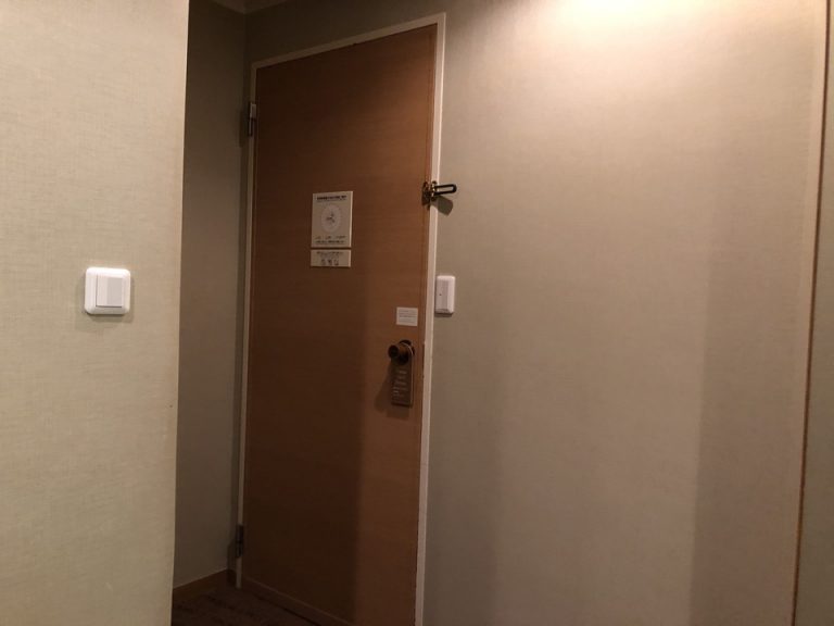 部屋内からドア