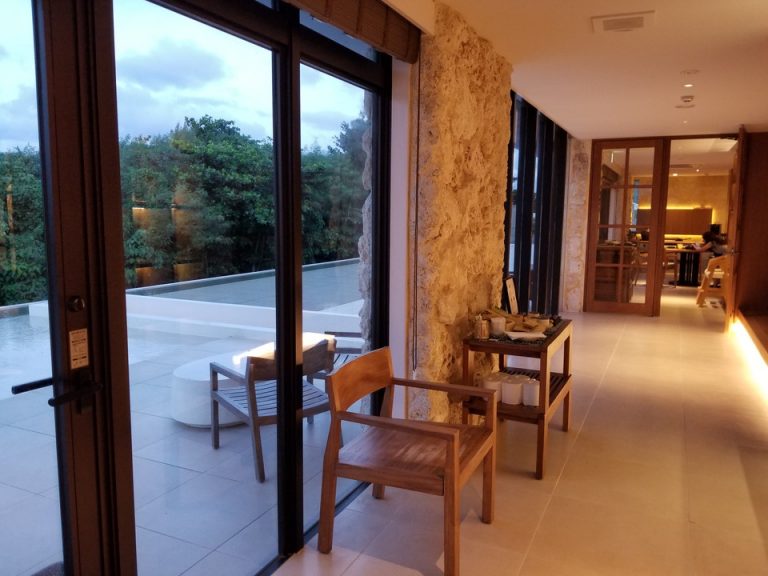 この扉から外に出られます