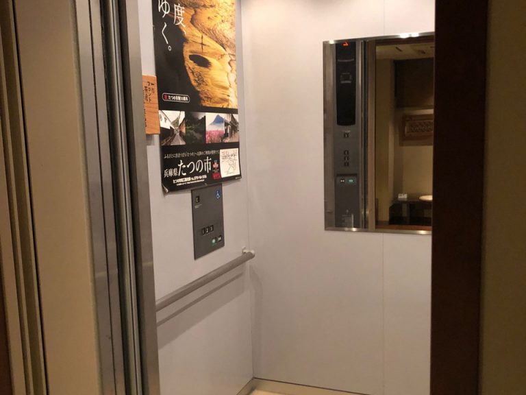 エレベーター内および階層ボタン