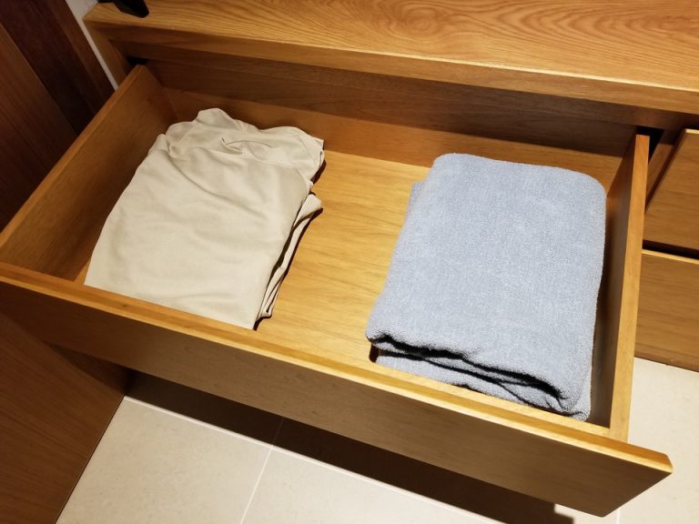 クローゼットの引き出しにはバスタオルとパジャマ