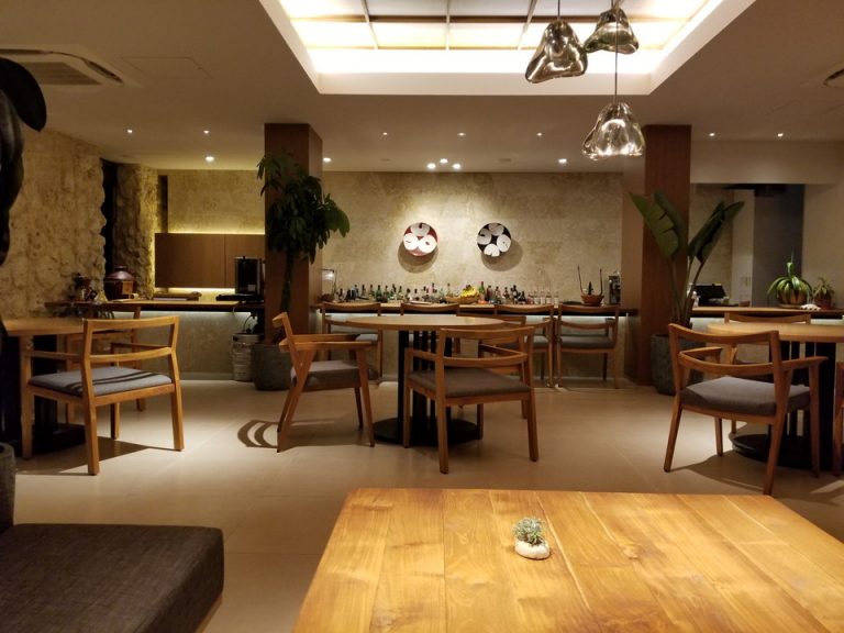 カフェバーの店内