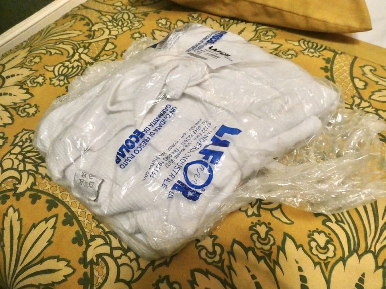 33. アメニティ―4:バスローブもクリーニング済みです。