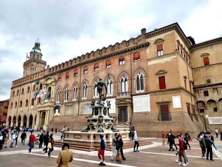 41. 街の様子、観光スポット4:マッジョーレ広場のネプチューンの噴水です。