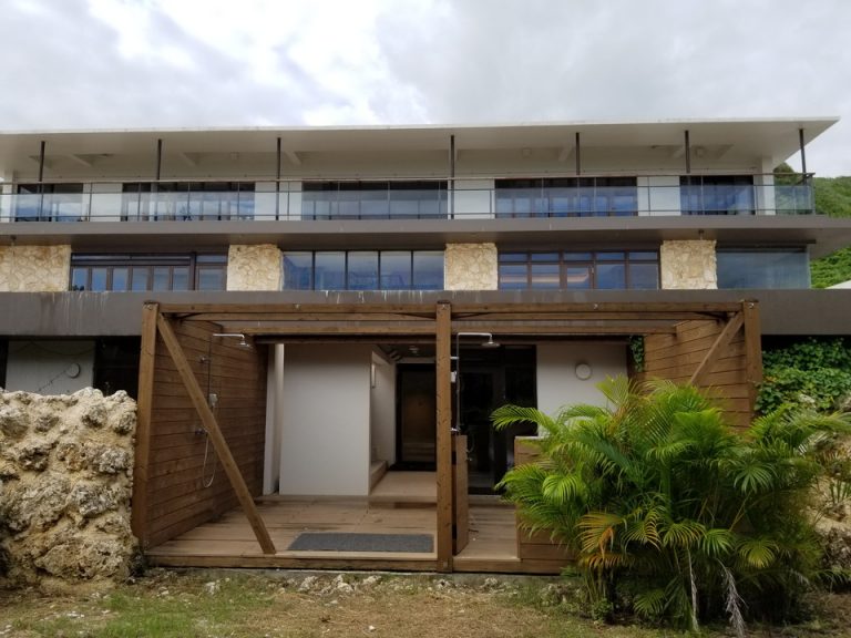 フロント棟の下にはシャワースペースも有