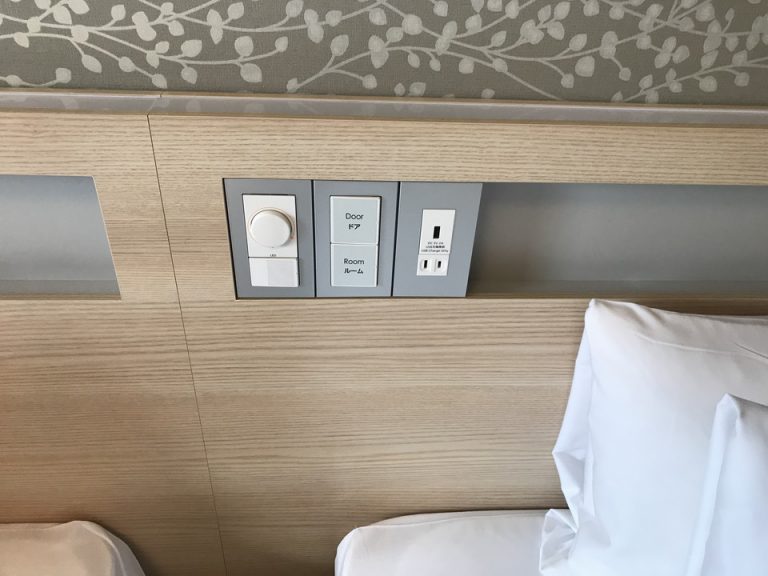 ベッド横コンセント