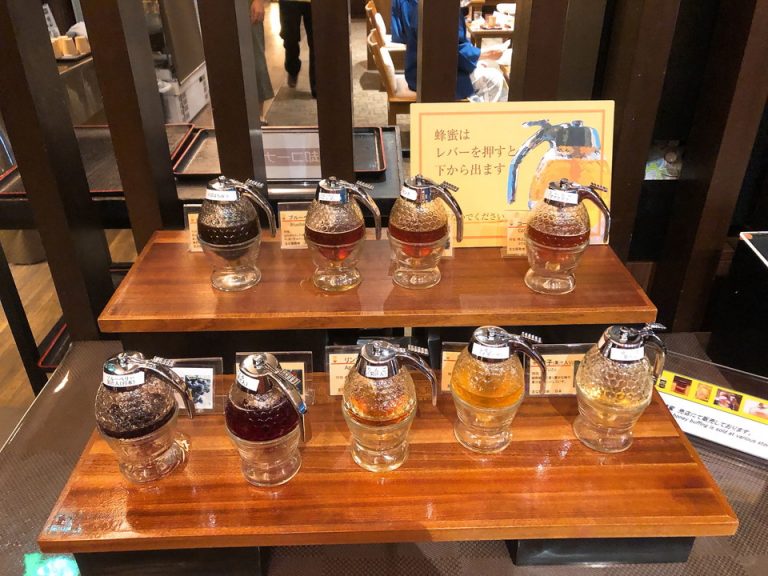 ラウンジにある蜂蜜バイキング
