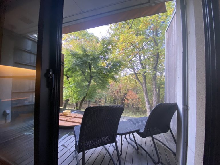 露天風呂の前には、チェアが2脚とテーブルがあります