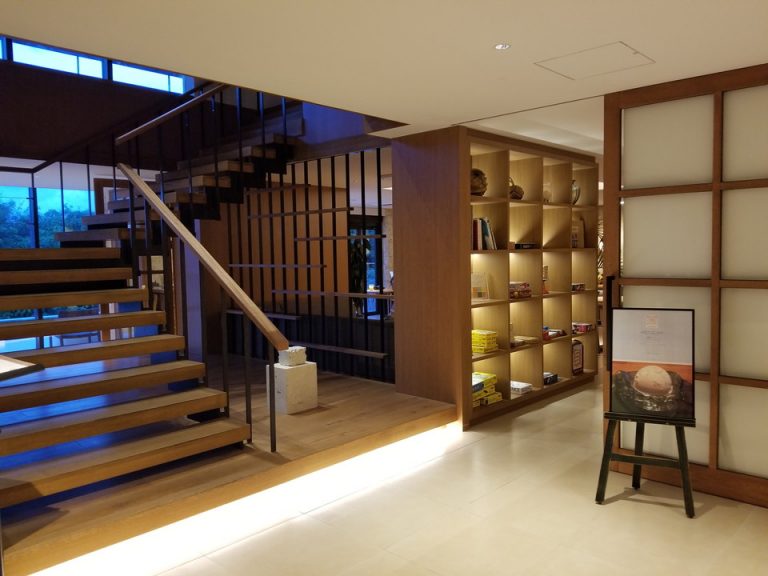 階段を登ればレストラン、右奥はカフェバー